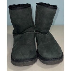 UGG Australia Womens 8 Boot Classic Short Outdoor Winter Warm Cool Weather Cozy